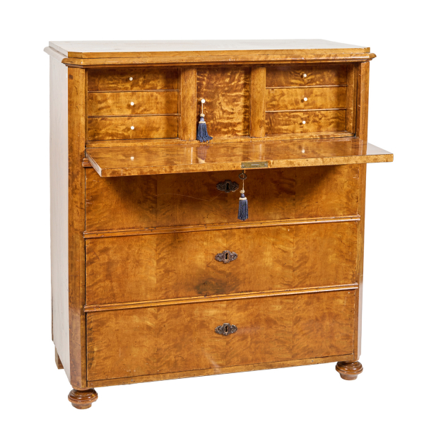 Cómoda escritorio en madera de nogal, ppios. del s.XX. 