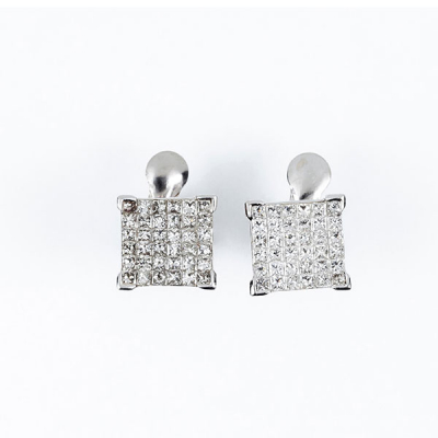 Pendientes en oro blanco con motivo rectangular en pavé de limpios y blancos diamantes, talla princesa, en engaste oculto