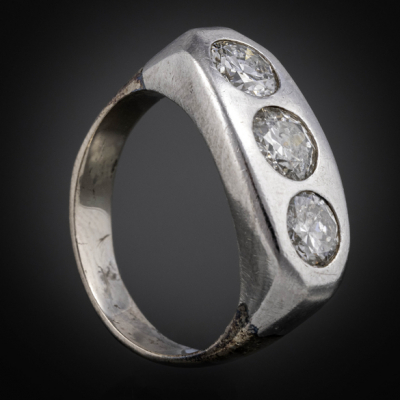 Anillo tresillo en oro blanco de 18 kt con brillantes.