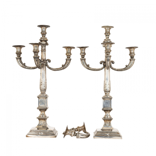 Pareja de candelabros de cinco luces en plata estilo Louis Philippe con fuste en forma de columna con motivos vegetales, s.XX.