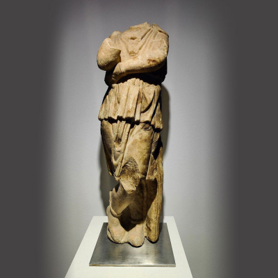 Importante Escultura Romana de Joven Bárbaro, siglos I - II DC, ex colección Jonathan Piser, Illinois. 