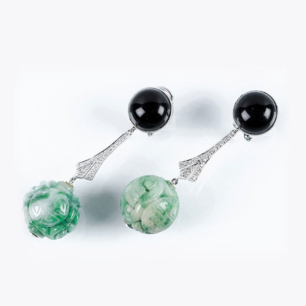 Pendientes largos en oro blanco, con bonita cuenta de jade verde-blanco, tallada, colgante de motivo 'art-decó' en bandas de limpios y blancos diamantitos talla brillante en vistas grafiladas