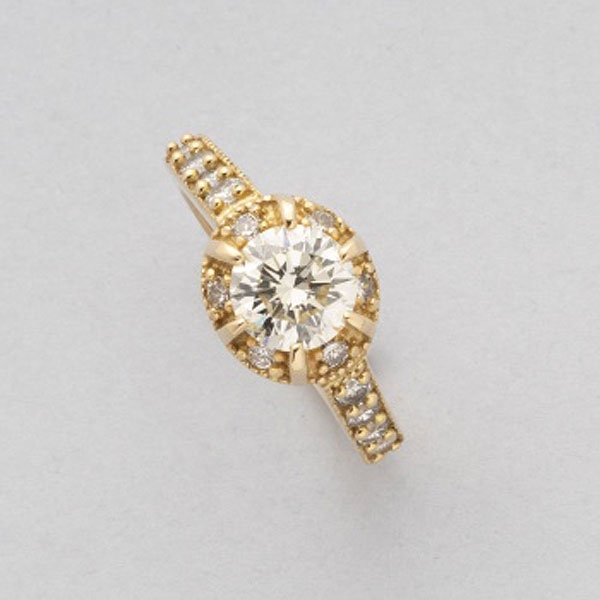 Sortija en oro amarillo con diamante talla brillante central de un peso total de 1,28 cts. aprox. VS/SI, color H-J, orlado por 6 diamantes