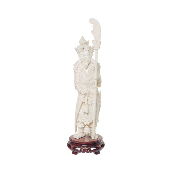 Guerrero. Escultura china en marfil tallado, s.XX. Apoya sobre peana en madera tallada.