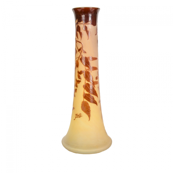 &Eacute;mile Gall&eacute; (Nancy, Francia, 1846-Nancy, 1904) Jarr&oacute;n de cuello largo en &laquo;p&acirc;te de verre&raquo; doblado con decoraci&oacute;n floral. firmado