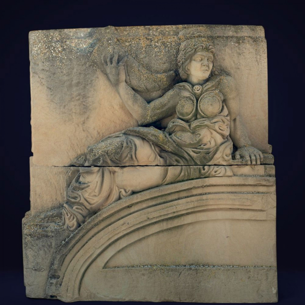 Auto relieve de piedra caliza remate de pórtico con cuerpo de diosa con cuerno de la abundancias siglo XVIII siguiendo modelos clásicos.