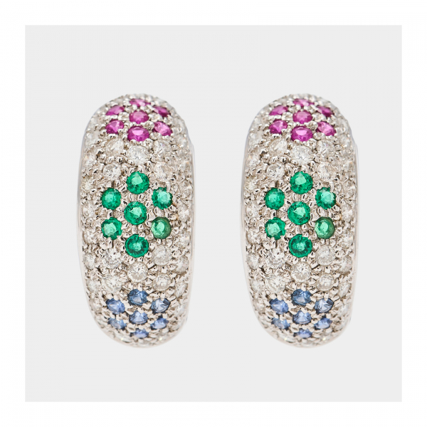 Pendientes media criolla en oro blanco con pavé de diamantes talla brillante y rosetones de rubíes, zafiros azules y esmeraldas talla redonda.