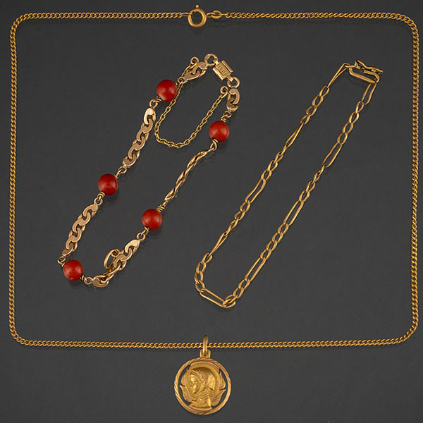 Conjunto de cadena con medallas de la Virgen y dos pulseras en oro amarillo de 18 kt.