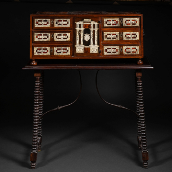 Bargueño español en madera de nogal de finales del siglo XVIII-XIX