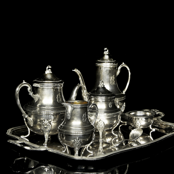 Juego de café y té de plata de Ley 925, modelo “Luis XV”, Cruz de Malta, con acabado en oro y rodio. 