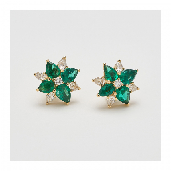 Pendientes diseño flor en oro con esmeraldas y diamantes talla perilla y brillante.