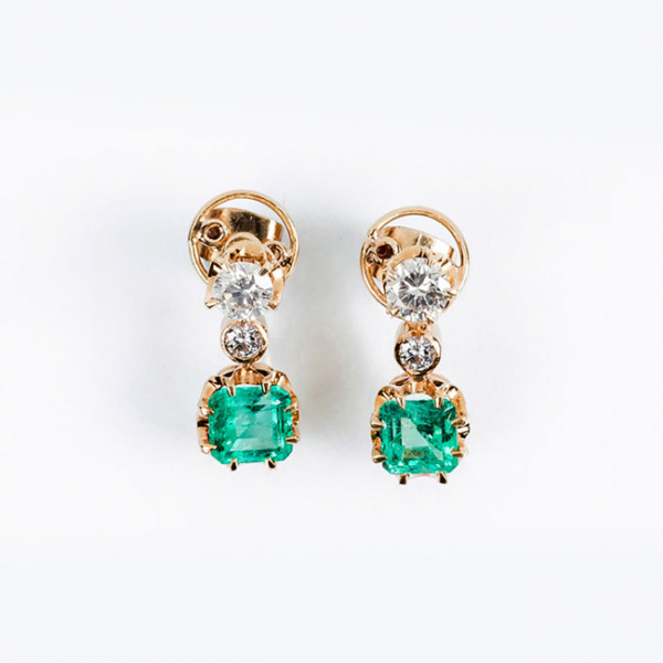 Pendientes vintage en oro rosa 18 K con un limpio y blanco diamante, talla brillante y bellísima esmeralda colombiana