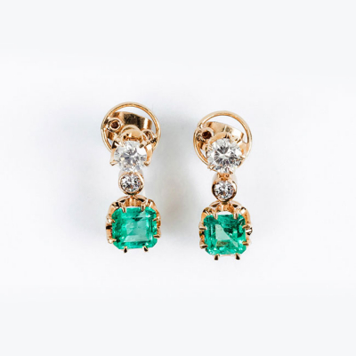 Pendientes vintage en oro rosa 18 K con un limpio y blanco diamante, talla brillante y bellísima esmeralda colombiana