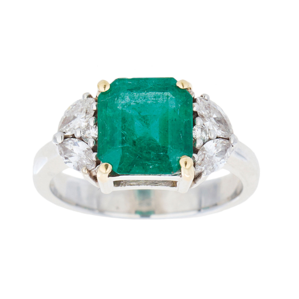 Sortija en oro blanco con esmeralda ( Zambia ) talla octogonal custodiada por diamantes tallas brillante y marquise.