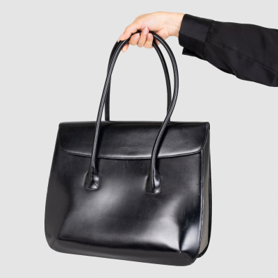 GIORGIO ARMANI. Bolso en piel de tonaidad negra con cierre de solapa imantada y marca grabada en negativo. 