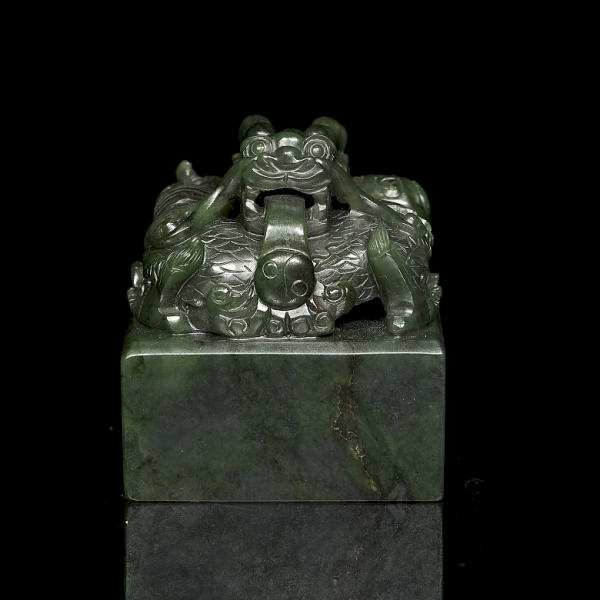 Sello de jade espinaca "Drag&oacute;n" con caja, dinast&iacute;a Qing. 