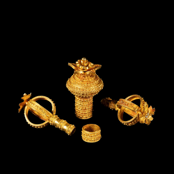 Excepcional Lote de mango de puntero de Torá en oro fino de 22k y pareja de remates de Rollo de Torá Judaica, trabajo Medieval Reyes Católicos siglo XV.