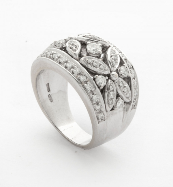 Sortija en oro blanco con decoración de flores y diamantes talla brillante con un peso total de 0,80 cts. aprox.