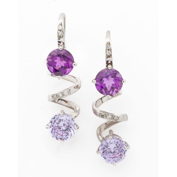Pendientes largos en oro blanco en forma de espiral con amatistas y diamantes talla brillante.