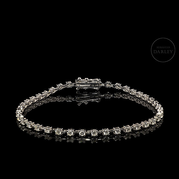 Pulsera modelo rivère en oro blanco de 18k y 40 diamantes talla brillante. 