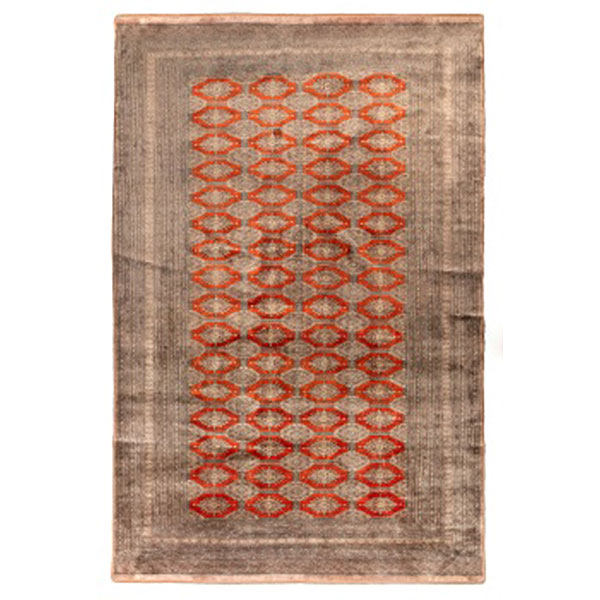 Alfombra de seda con decoración geométrica y greca alrededor en tonos caldera, topo y beiges.  Época: S. XX