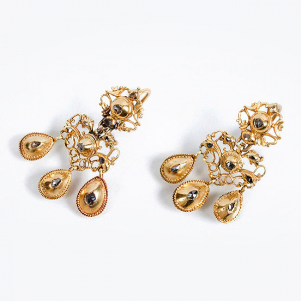 Bellos pendientes zarcillo largos de época barroca, en oro amarillo 22 K. S. VXII. España ó Portugal.