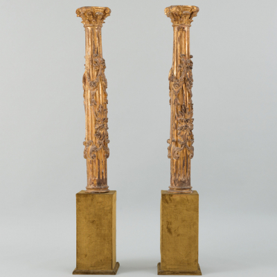 Pareja de columnas en madera tallada y dorada. Trabajo Español, Siglo XVIII. 