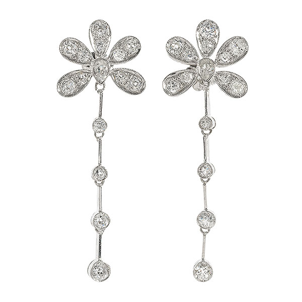 Pendientes largos diseño floral en platino con diamantes tallas brillante y perilla, 3,15 ct aprox.