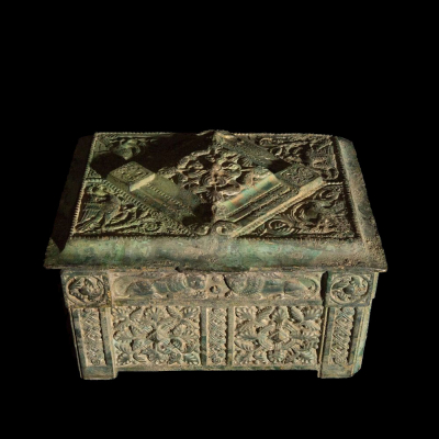 Cofre en bronce fundido decorado con relieves. Posiblemente persa. &Eacute;poca antigua. 