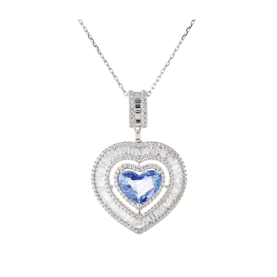 Colgante diseño corazón en oro blanco con zafiro azul de Sri Lanka talla corazón y cuatro orlas y valía de diamantes tallas brillante y trapecio. 