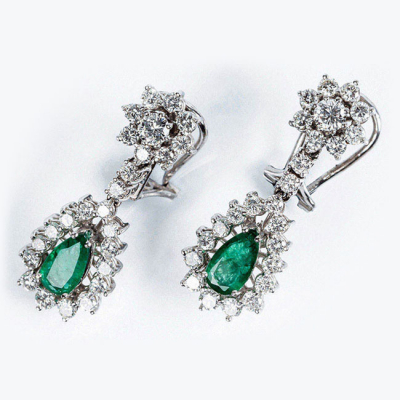Pendientes largos vintage en oro blanco 18 K con blancos diamantes y lágrima colgante formada por una bonita esmeralda natural 