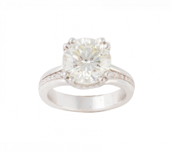 Sortija solitario con brillante central de 4,16 ct, en montura decorada con brillantes y oro blanco de 18 K. 