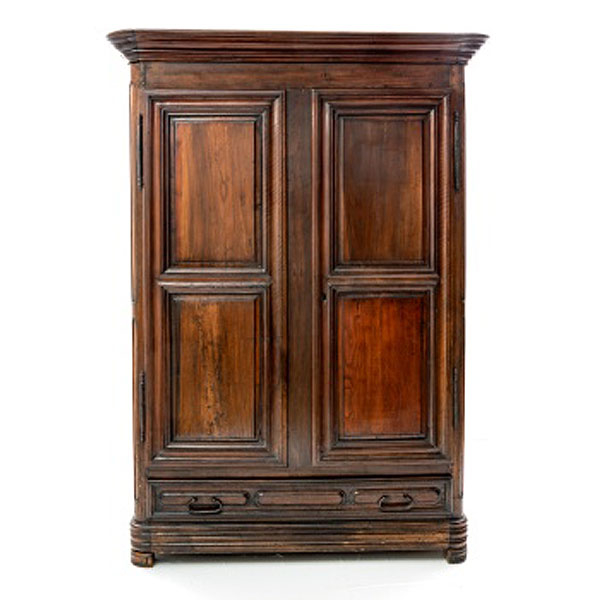 Armario provenzal en madera de roble con puertas y cajones. Bisagras y tiradores de hierro. Estilo Luis XVI.