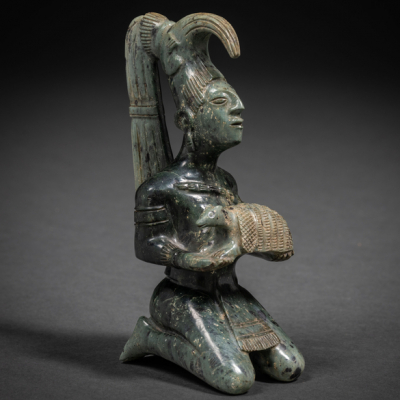 &quot;Ídolo&quot; Figura en jade verde color espinaca del siglo XX.