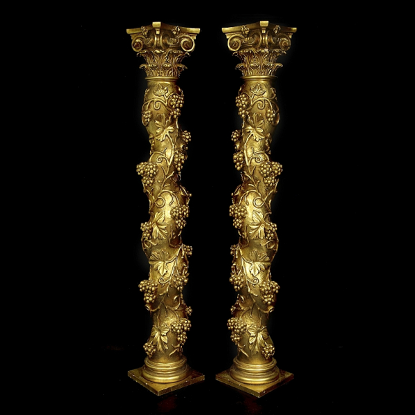 Pareja de columnas salom&oacute;nicas de madera dorada, s.XX.