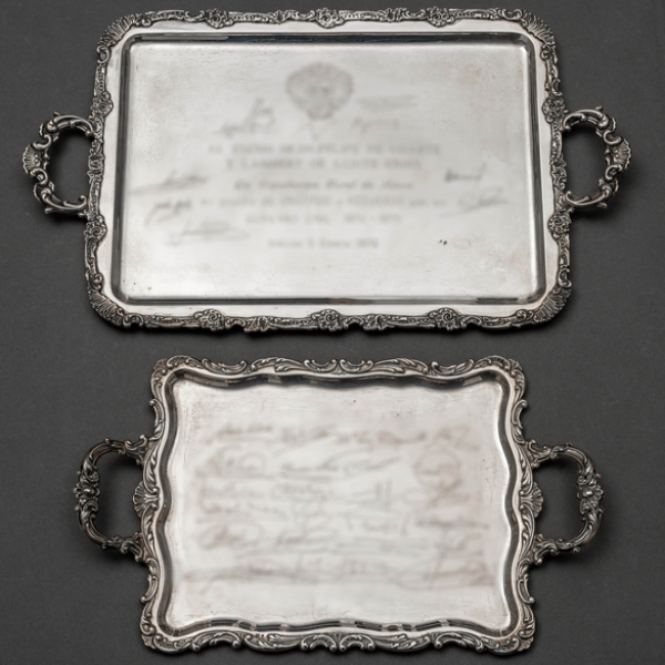 Conjunto de dos bandejas cons asas en plata española y punzonada del siglo XX.