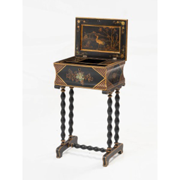 Costurero en madera tallada, lacada en negro, dorada y pintada con decoración de paisaje oriental Estilo Luis XVI. Época Napoleon III. Francia S. XIX