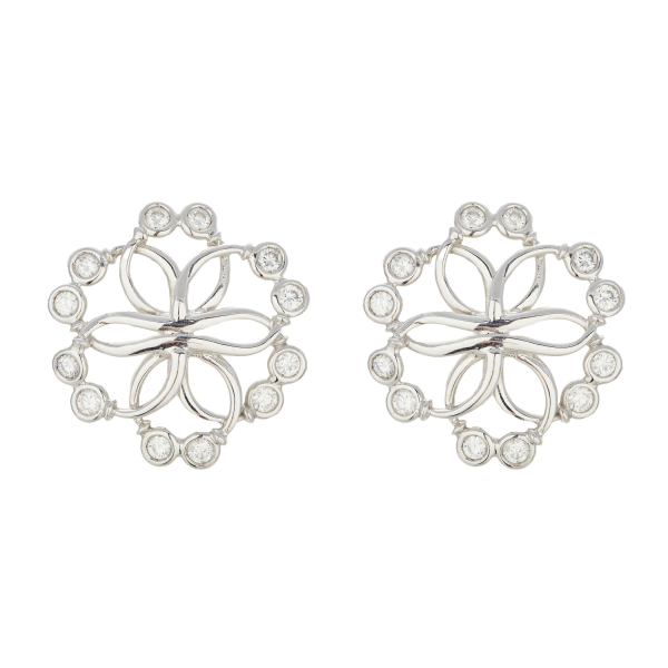 Pendientes calados diseño flor con diamantes talla brillante engastados en chatón.