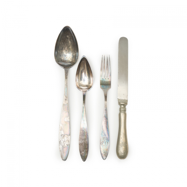 Cubertería en plata española punzonada, s.XX. 37 piezas. Compuesta por diecisiete tenedores, trece cucharas, cuatro cuchillos, dos cucharillas y una cuchara de servir.