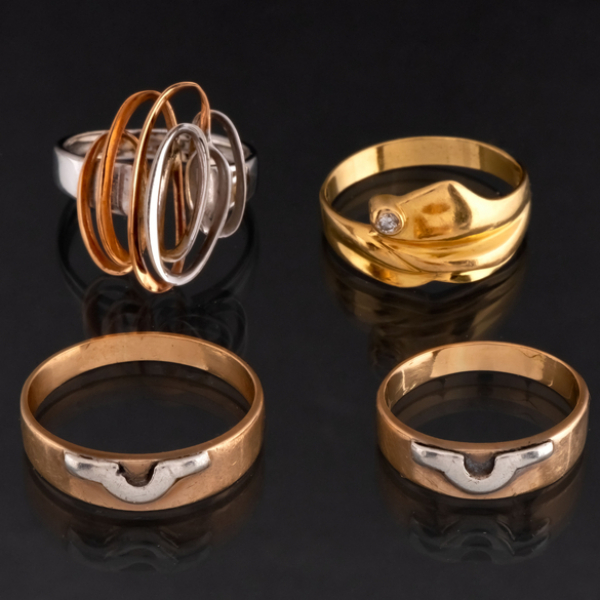 Conjunto de cuatro anillos en oro amarillo y oro rosa de 18 kt.