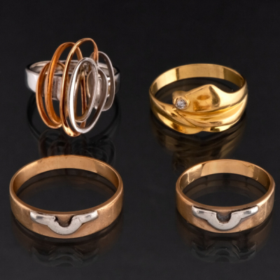 Conjunto de cuatro anillos en oro amarillo y oro rosa de 18 kt.