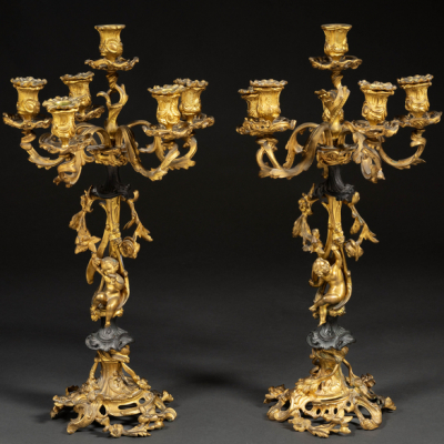 Pareja de candelabros de seis luces estilo Luís XV en bronce dorado y pavonado del siglo XIX.