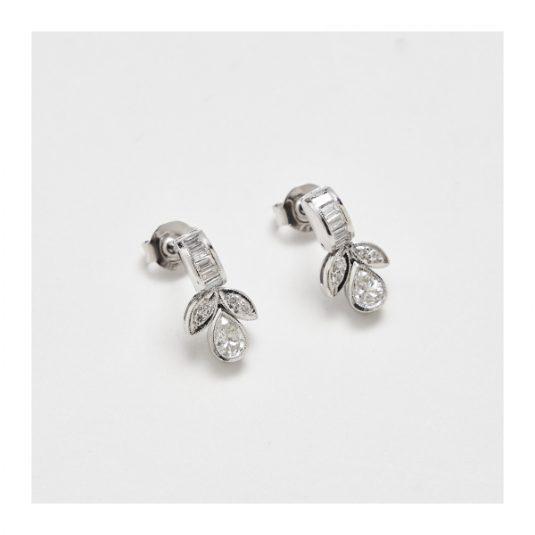 Pendientes en oro blanco con diamantes talla perilla, diamante y baguette.