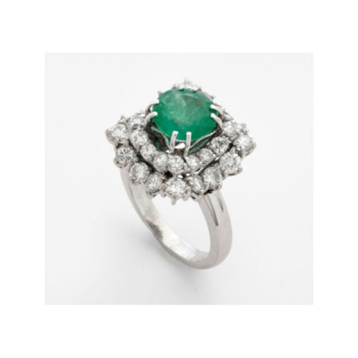Sortija en oro blanco con esmeralda central y 2 orlas de diamantes talla brillante  