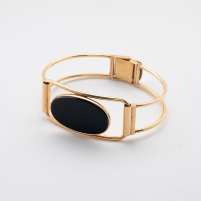 Brazalete en oro 14K realizado con un armis calado y un frente con &oacute;nix talla oval  