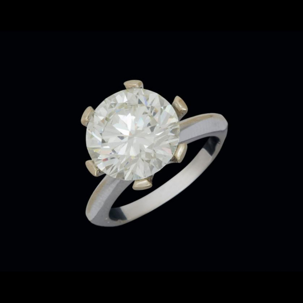 Anillo de oro blanco de 18 K. con diamante talla brillante de 5,47 cts. Color: K-L. Pureza: VVS1.