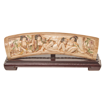 Escena erótica. Plafón oriental en marfil de mamut tallado y policromado sobre peana en madera tallada, s.XX.