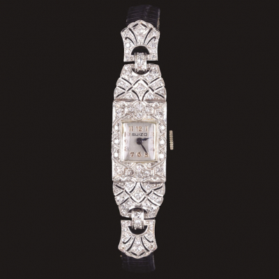 Reloj de pulsera para se&ntilde;ora marca SUIZO, realizado en platino con caja adornada por diamantes.