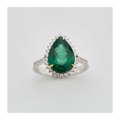 Sortija rosetón en oro bicolor y esmeralda talla perilla con orla y brazos de diamantes talla brillante.