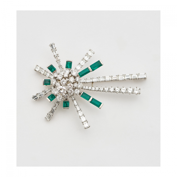 Broche – colgante en oro blanco con cascada central y aspas en degradé de diamantes tallas brillante y baguette, y esmeraldas 
